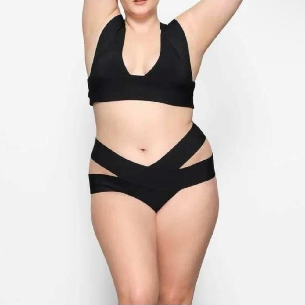 NWT Skims (M) Swim Bikini Top Black